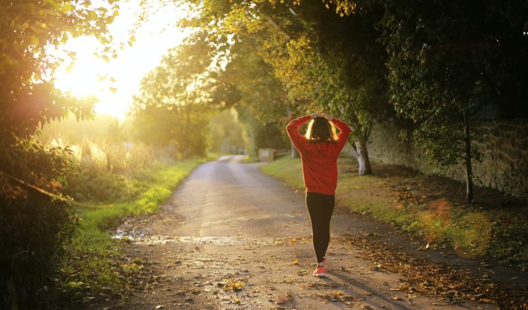 una donna che corre all'aperto